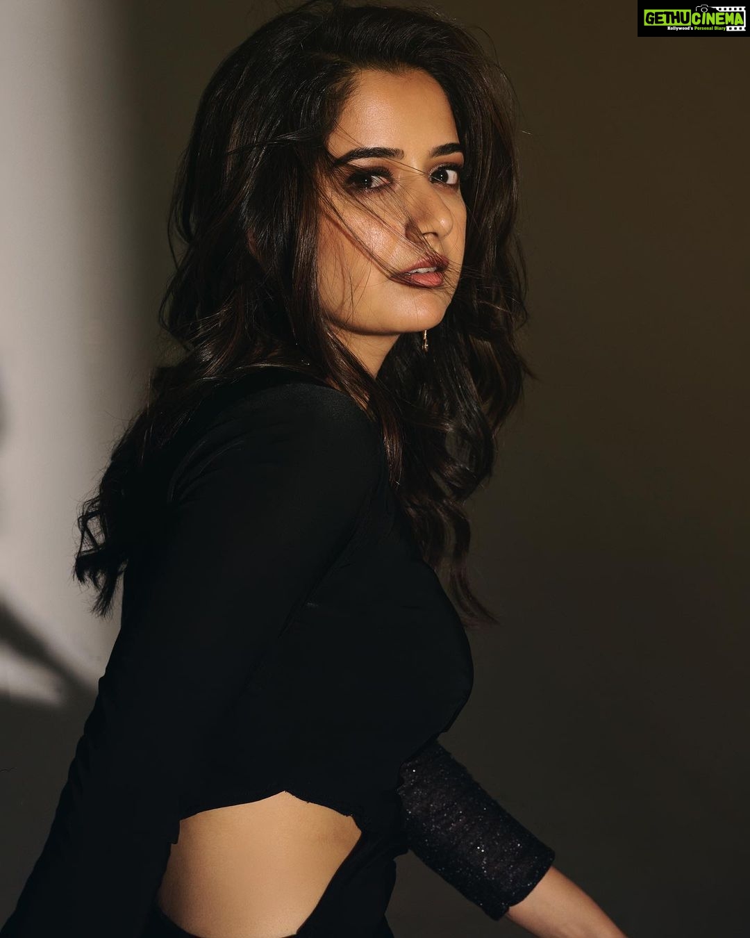 Ashika Ranganath Instagram - Confused.. 1 or 2??