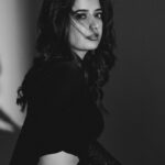 Ashika Ranganath Instagram - Confused.. 1 or 2??