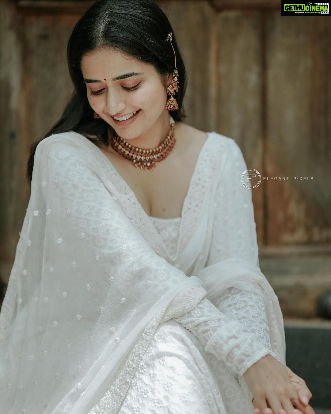 Ashika Ranganath Instagram - You know my favourite colour by now 😉😚🤍