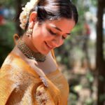 Ashika Ranganath Instagram - My first coorgi saree for my special one’s wedding 🤍 @sonalikariappa And these darlings @thejaswini_sharma @anusha.ranganath_ & mumma ♥️♥️♥️ Jewellery courtesy @abarantimelessjewellery #coorgiwedding #coorgisaree Mysore, Karnataka