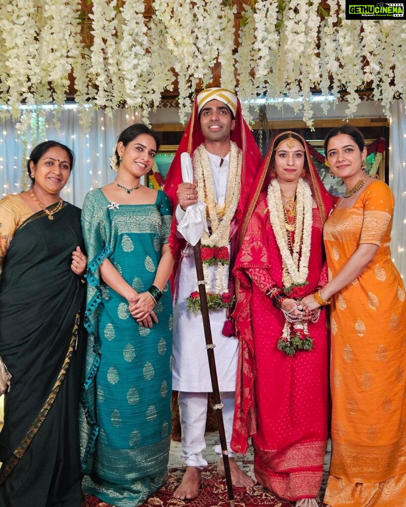 Ashika Ranganath Instagram - My first coorgi saree for my special one’s wedding 🤍 @sonalikariappa And these darlings @thejaswini_sharma @anusha.ranganath_ & mumma ♥️♥️♥️ Jewellery courtesy @abarantimelessjewellery #coorgiwedding #coorgisaree Mysore, Karnataka