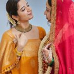 Ashika Ranganath Instagram - My first coorgi saree for my special one’s wedding 🤍 @sonalikariappa And these darlings @thejaswini_sharma @anusha.ranganath_ & mumma ♥️♥️♥️ Jewellery courtesy @abarantimelessjewellery #coorgiwedding #coorgisaree Mysore, Karnataka