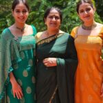 Ashika Ranganath Instagram - My first coorgi saree for my special one’s wedding 🤍 @sonalikariappa And these darlings @thejaswini_sharma @anusha.ranganath_ & mumma ♥️♥️♥️ Jewellery courtesy @abarantimelessjewellery #coorgiwedding #coorgisaree Mysore, Karnataka