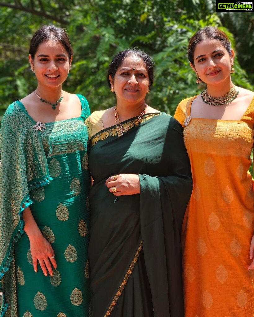 Ashika Ranganath Instagram - My first coorgi saree for my special one’s wedding 🤍 @sonalikariappa And these darlings @thejaswini_sharma @anusha.ranganath_ & mumma ♥️♥️♥️ Jewellery courtesy @abarantimelessjewellery #coorgiwedding #coorgisaree Mysore, Karnataka