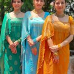 Ashika Ranganath Instagram - My first coorgi saree for my special one’s wedding 🤍 @sonalikariappa And these darlings @thejaswini_sharma @anusha.ranganath_ & mumma ♥️♥️♥️ Jewellery courtesy @abarantimelessjewellery #coorgiwedding #coorgisaree Mysore, Karnataka