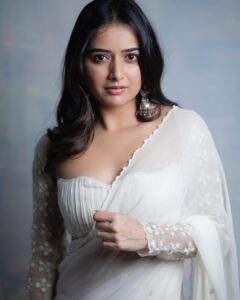 Ashika Ranganath Instagram - Back with promotional shoot pictures.. Also, Amigos is streaming on Netflix ♥️ Watch now for some fun & action thrill! Styling @manogna_gollapudi Outfit @drc_hyderabad Earrings @sangeetaboochra @tinkara.retail Photographer @they_call_me_keshu Make up @sminkupofficial Hyderabad