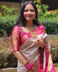 Ashika Ranganath Instagram - Wedding shenanigans ✨

Jewellery @abarantimelessjewellery 
Nose pin @aahaana_mooguthii 
Blouse @anyracouture