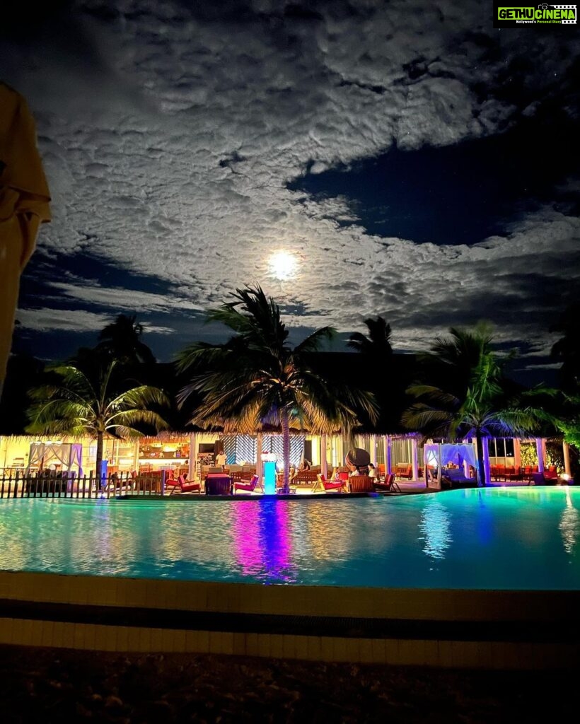 Ashnoor Kaur Instagram - Roving in a reverie, of the intricate realms🦢🌅 . (The tan lines🥲🤌🏻) . . 👗 @howwhenwearclothing 📍 @sunsiyamresorts @sunsiyamiruveli 🤝 @planmyleisure #maldives #iruveli #sunsiyam #planmyleisure #vacation Sun Siyam Iru Veli