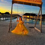 Ashnoor Kaur Instagram - Main character moment💛🌻🌅 . . 👗 @ordinaree.in 📍 @sunsiyamresorts @sunsiyamiruveli 🤝 @planmyleisure Sun Siyam Iru Veli