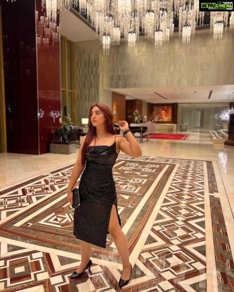 Ashnoor Kaur Instagram - Serving looks in the mirror🪞✨ . . Wearing @howwhenwearclothing Taj Santacruz Mumbai