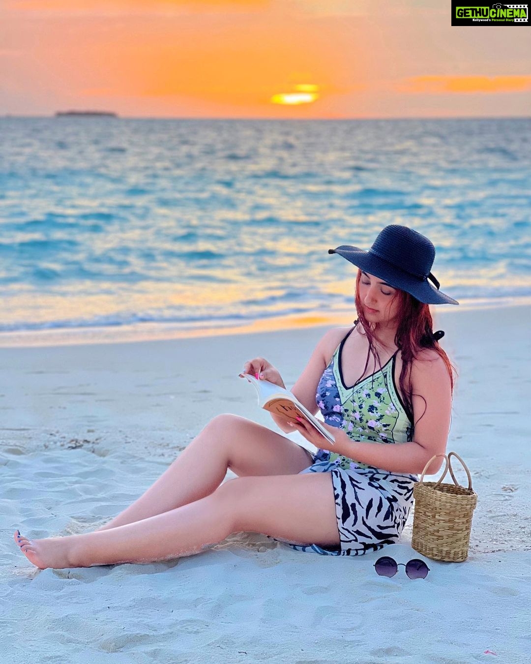 Ashnoor Kaur Instagram - Sea foam in the veins, Understanding the language of the wavesπππ¬π
. . . π©± @merakilifestudio π @pine_cone_official π @sunsiyamresorts @sunsiyamiruveli π€ @planmyleisure Sun Siyam Iru Veli