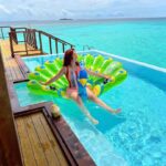 Ashnoor Kaur Instagram - Watch me fall off the floatie in 5 easy steps🥲 Maldives