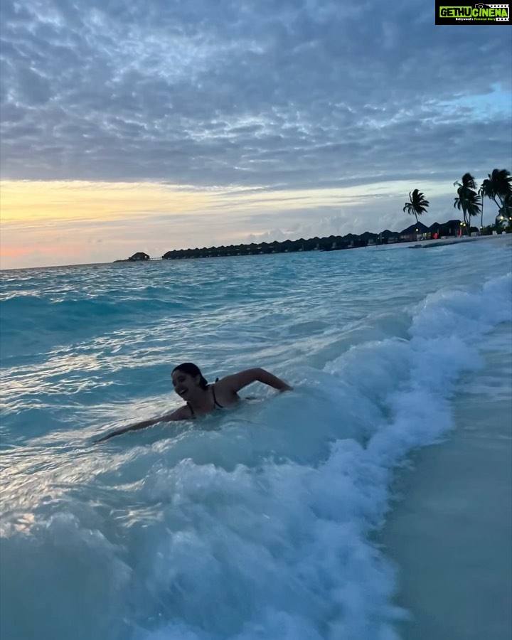 Ashnoor Kaur Instagram - Could there have been any better way to celebrate the ‘World ocean day’ other than swimming in the Indian Ocean itself?🌊🤌🏻🤍 . . 📍 @sunsiyamiruveli @sunsiyamresorts 🤝 @planmyleisure Indian Ocean, Maldives