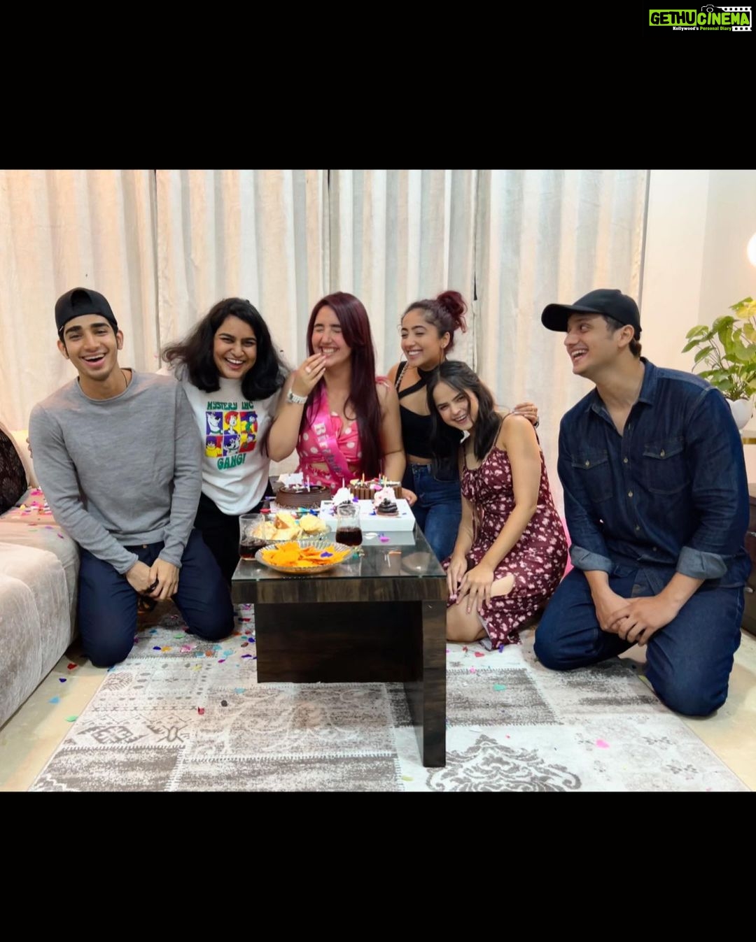 Ashnoor Kaur Instagram - 19th brought-in right💓 . . Thanks to all my lovelies who came and made the start itself soooo special✨ xx 👗 @howwhenwearclothing 🎂 @lucibellos_caffe Home