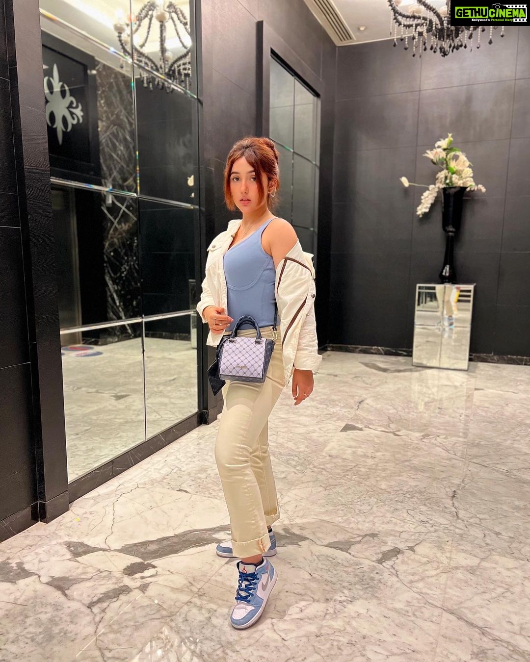 Ashnoor Kaur Instagram - Lowkey a fit🦋🤍 . . Top @tomberamoureuxin Bag @stevemadden Shoes @nike