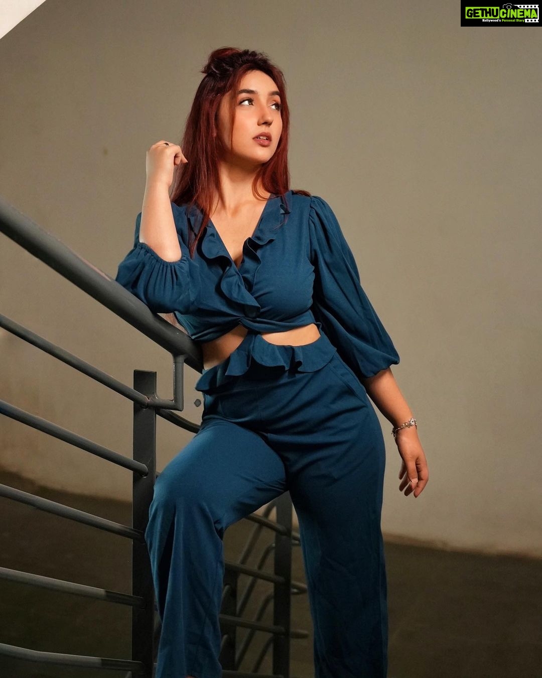 Ashnoor Kaur Instagram - Isnβt it rude to stare?ππ . . . Outfit @athenalifestyle.in x @socialpinnaclepr Styling @styling.your.soul