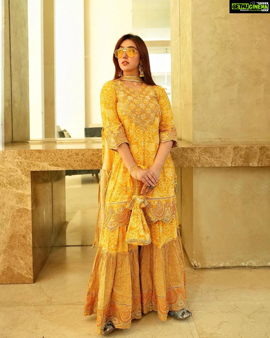 Ashnoor Kaur Instagram - Baisakhi diyan lakh lakh vadaiyaan💛 . . Wearing @nehamtaonline Styled by @styling.your.soul x @lmaoanshi