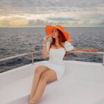 Ashnoor Kaur Instagram - Private cruisin’… Sea you later🌊👀🐚 . . Ps: It’s apple juice🤣 👗 @styleanny_in 💎 @designsbyjewelsgalaxy @designsandyoustudio 👒 @merakilifestudio 📸 @_._muitzz_._ 📍 @sunsiyamiruveli @sunsiyamresorts 🤝 @planmyleisure #maldives #sunsiyam #iruveli #planmyleisure #privatecuise Maldives