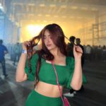 Ashnoor Kaur Instagram - Laser light, smoke flies, Wear green for concert nights🦚 . . . Outfit @amheurofficial @styling.your.soul Bag @coach