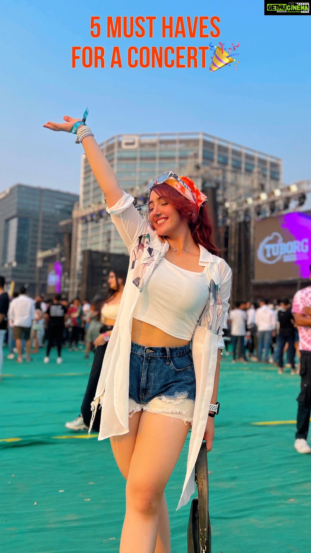 Ashnoor Kaur Instagram - You NEED these Fosho🤌🏻 . . Using my favvvv shade ‘Buttercup’ from @colorplay_in 🫶🏻 #PlayItYourWay #CPbyAK #ColorPlayByAshnoor #genz #concerts #concertvideo #concert #musthaves