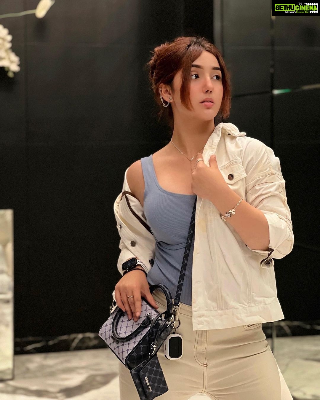 Ashnoor Kaur Instagram - Lowkey a fit🦋🤍 . . Top @tomberamoureuxin Bag @stevemadden Shoes @nike