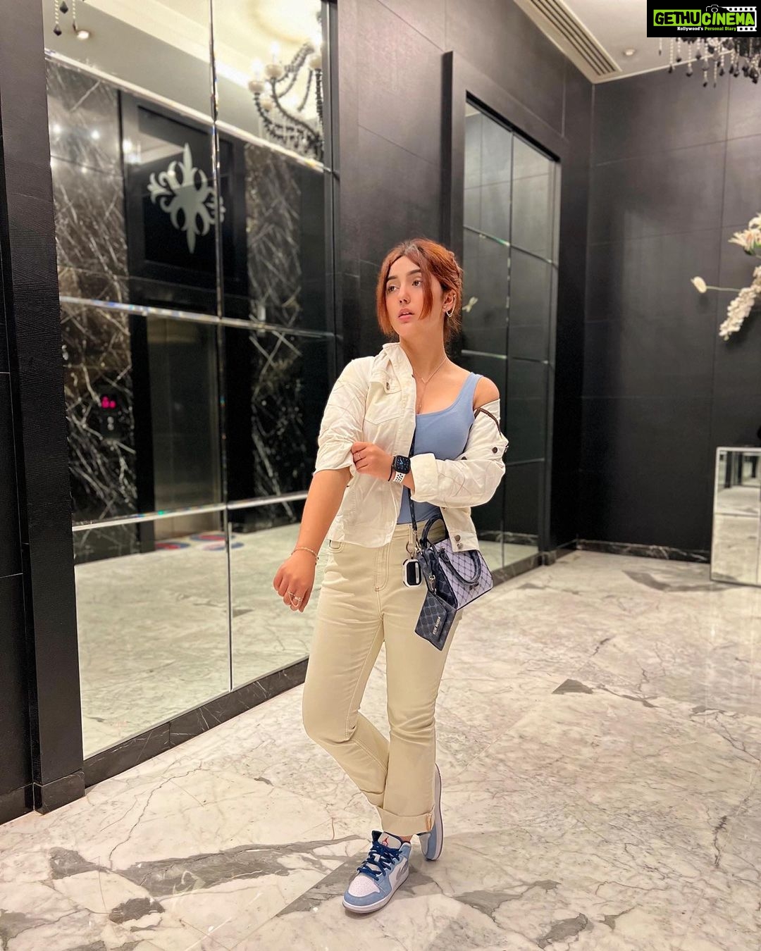 Ashnoor Kaur Instagram - Lowkey a fit🦋🤍 . . Top @tomberamoureuxin Bag @stevemadden Shoes @nike