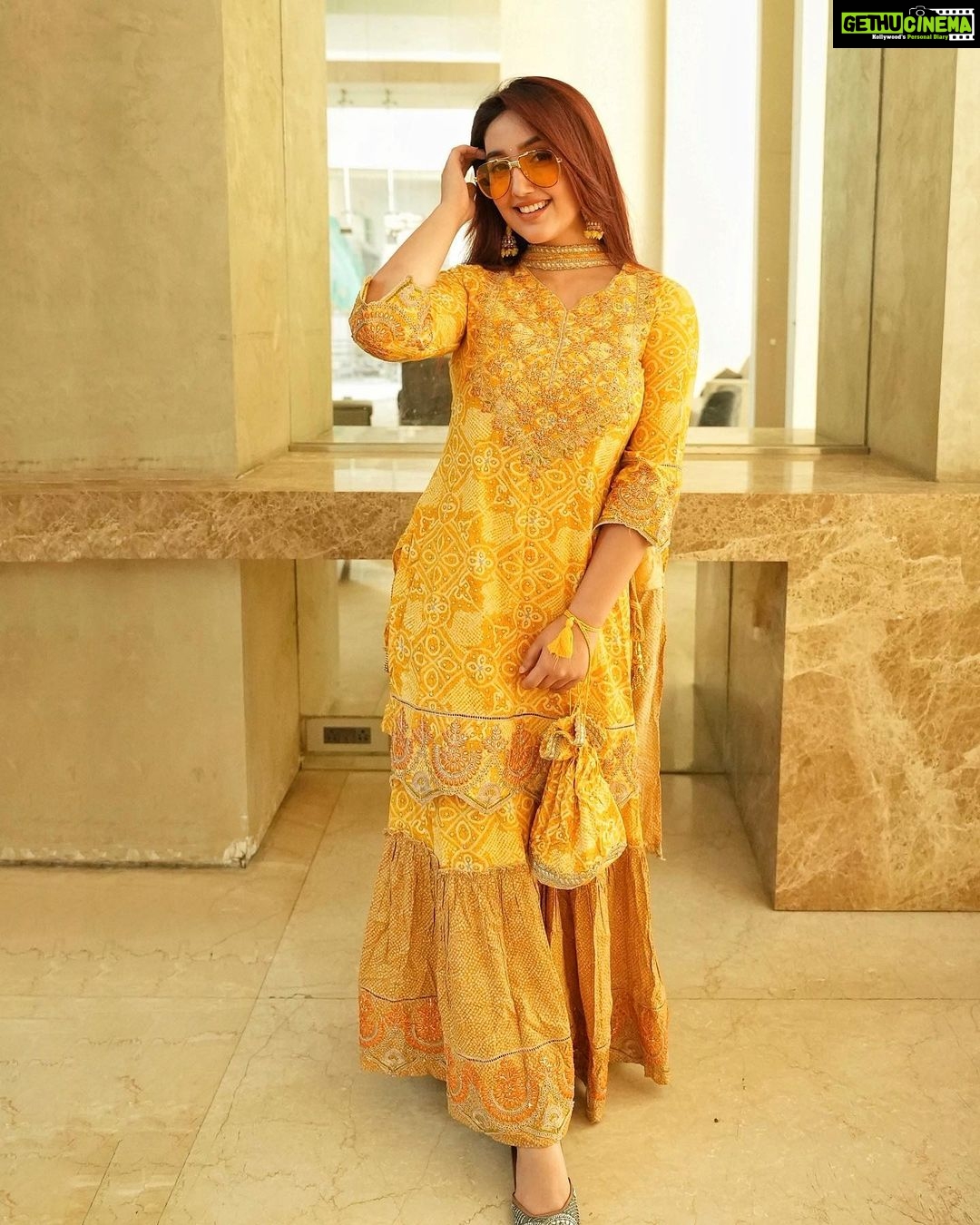 Ashnoor Kaur Instagram - Baisakhi diyan lakh lakh vadaiyaan💛 . . Wearing @nehamtaonline Styled by @styling.your.soul x @lmaoanshi