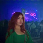 Ashnoor Kaur Instagram - Laser light, smoke flies, Wear green for concert nights🦚 . . . Outfit @amheurofficial @styling.your.soul Bag @coach