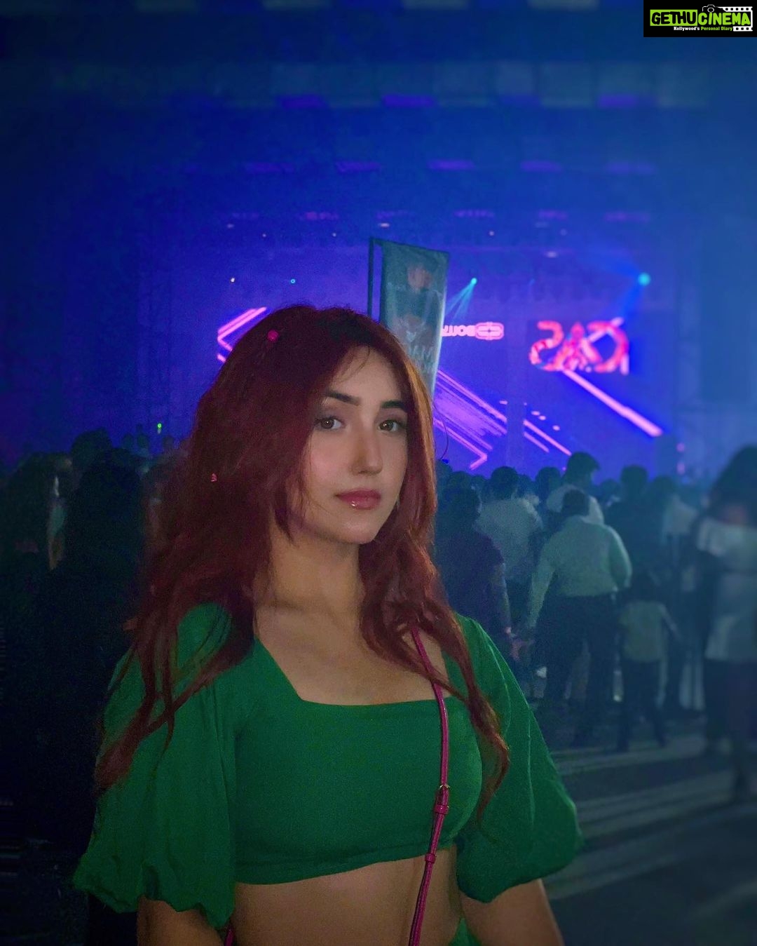 Ashnoor Kaur Instagram - Laser light, smoke flies, Wear green for concert nights🦚 . . . Outfit @amheurofficial @styling.your.soul Bag @coach