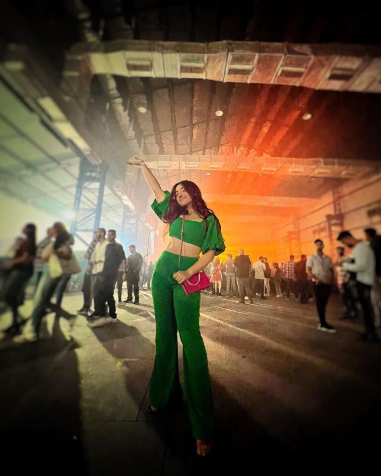Ashnoor Kaur Instagram - Laser light, smoke flies, Wear green for concert nights🦚 . . . Outfit @amheurofficial @styling.your.soul Bag @coach