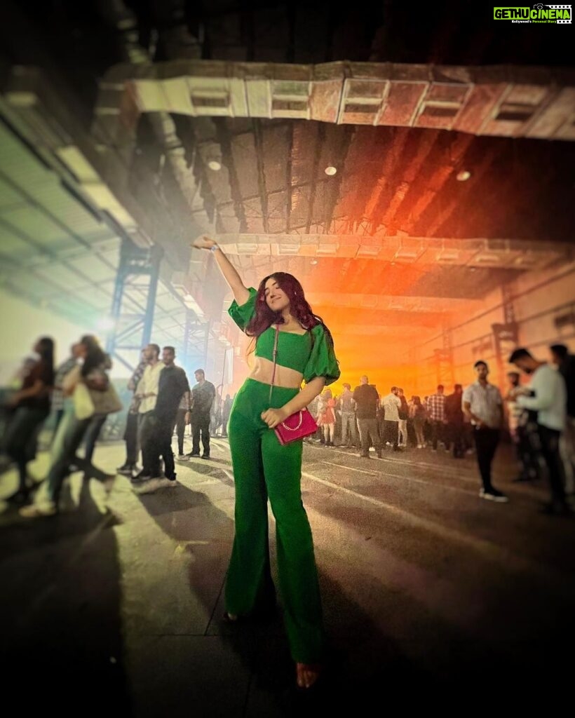 Ashnoor Kaur Instagram - Laser light, smoke flies, Wear green for concert nights🦚 . . . Outfit @amheurofficial @styling.your.soul Bag @coach