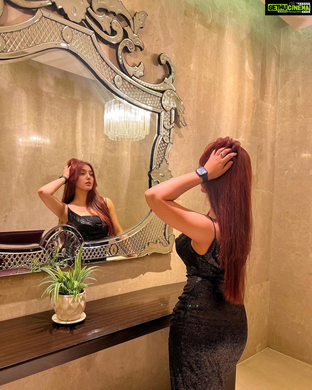 Ashnoor Kaur Instagram - Serving looks in the mirror🪞✨ . . Wearing @howwhenwearclothing Taj Santacruz Mumbai