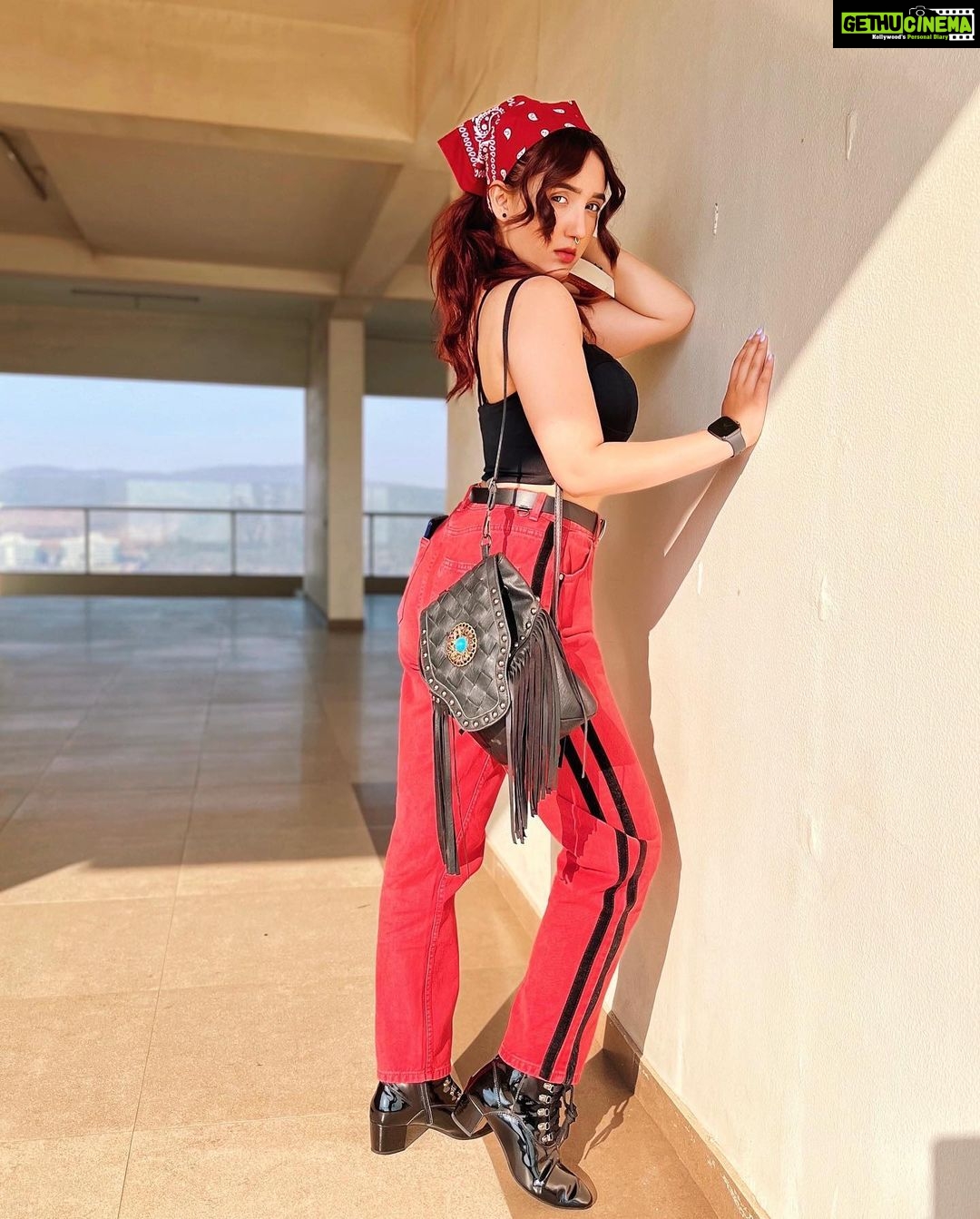 Ashnoor Kaur Instagram - Crois en toi♥️ . . . #AboutYesterday #ashnoorstylediaries #WhatIWore Pants @lovegen_official Boots @svaavi