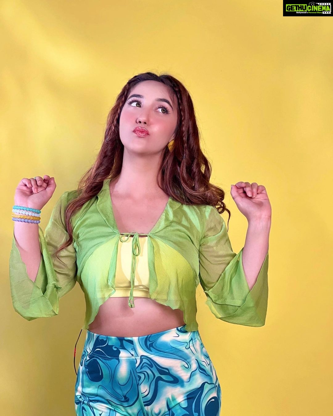 Ashnoor Kaur Instagram - Last TGIF of 2022💛 Pick your fav pic & tell me in the comments!!!👀 . . . #WhatIWore #ashnoorstylediaries Top @itgirl_love