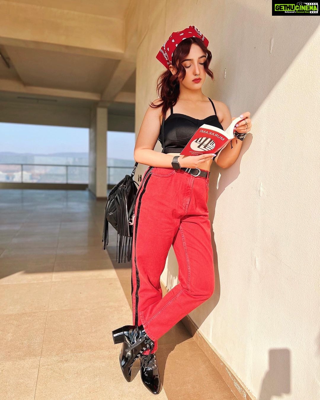 Ashnoor Kaur Instagram - Crois en toi♥️ . . . #AboutYesterday #ashnoorstylediaries #WhatIWore Pants @lovegen_official Boots @svaavi