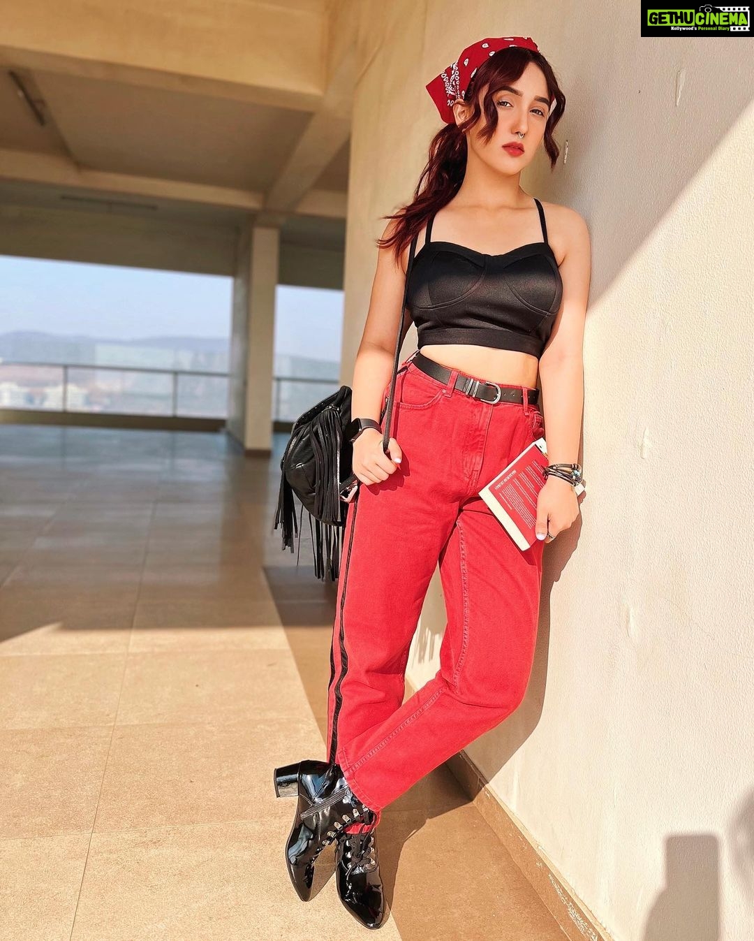 Ashnoor Kaur Instagram - Crois en toi♥️ . . . #AboutYesterday #ashnoorstylediaries #WhatIWore Pants @lovegen_official Boots @svaavi