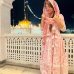 Ashnoor Kaur Instagram - Waheguru ji✨ #Bye2022 #Welcome2023 . . . Styled by @styling.your.soul Wearing @ireshhofficial Sachkhand Shri Hazur Sahib Nanded