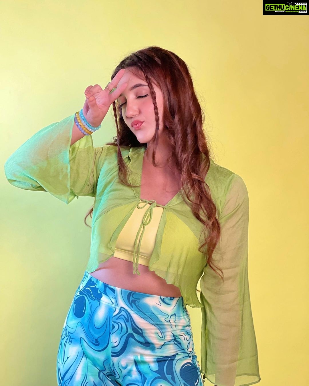 Ashnoor Kaur Instagram - Last TGIF of 2022💛 Pick your fav pic & tell me in the comments!!!👀 . . . #WhatIWore #ashnoorstylediaries Top @itgirl_love