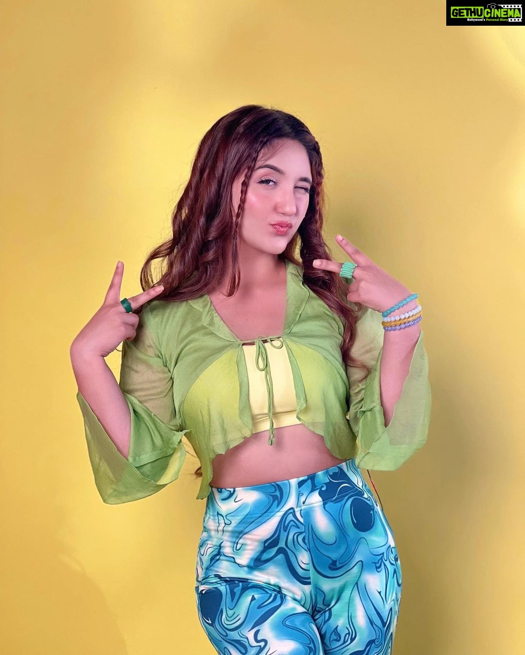 Ashnoor Kaur Instagram - Last TGIF of 2022💛 Pick your fav pic & tell me in the comments!!!👀 . . . #WhatIWore #ashnoorstylediaries Top @itgirl_love