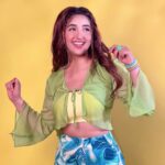 Ashnoor Kaur Instagram - Last TGIF of 2022💛 Pick your fav pic & tell me in the comments!!!👀 . . . #WhatIWore #ashnoorstylediaries Top @itgirl_love