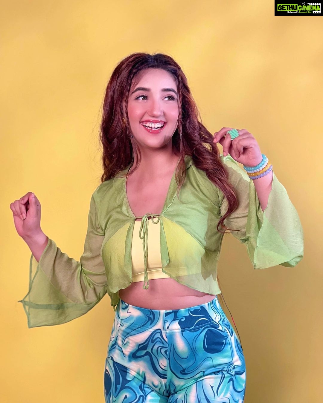 Ashnoor Kaur Instagram - Last TGIF of 2022💛 Pick your fav pic & tell me in the comments!!!👀 . . . #WhatIWore #ashnoorstylediaries Top @itgirl_love