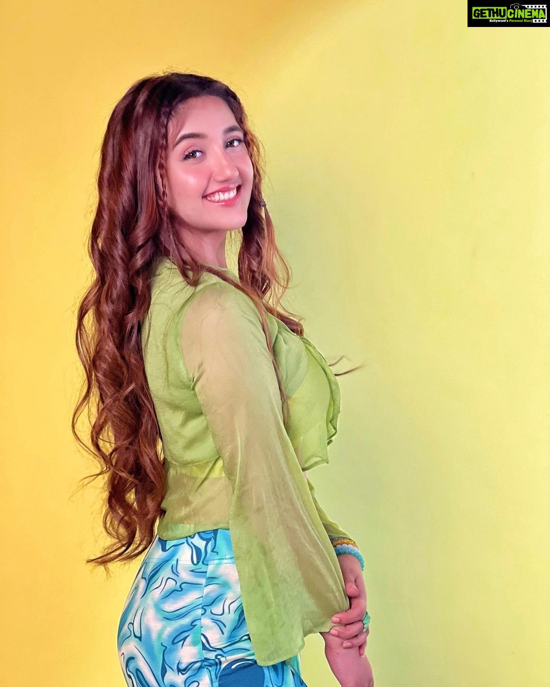 Ashnoor Kaur Instagram - Last TGIF of 2022💛 Pick your fav pic & tell me in the comments!!!👀 . . . #WhatIWore #ashnoorstylediaries Top @itgirl_love