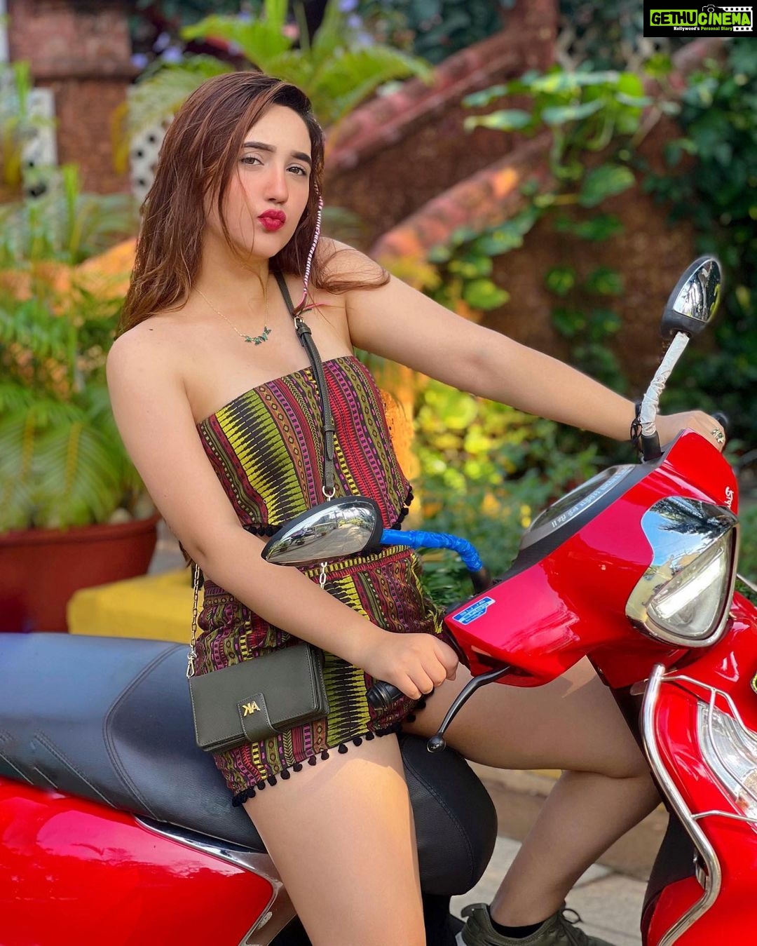 Ashnoor Kaur Instagram - 🛵🎒♥️ . . . #GoaDiaries #WhatIWore #ashnoorstylediaries 👗 @howwhenwearclothing 💎 @dagaaccessories19 📸 @gurmeetsingh0911