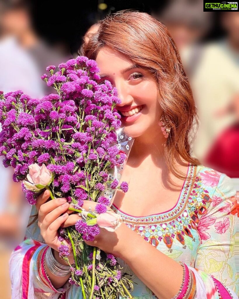 Ashnoor Kaur Instagram - Rose day 2022🌷🤍 #CollegeDiaries #RoseDay #TraditionalDay #CollegeLife