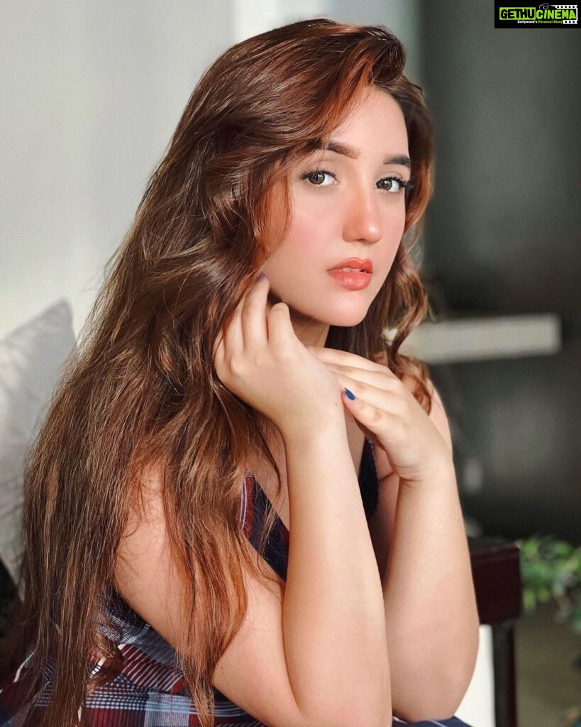 Ashnoor Kaur Instagram - Aura made of poetry, roses & galaxies🌌 ✨🥀