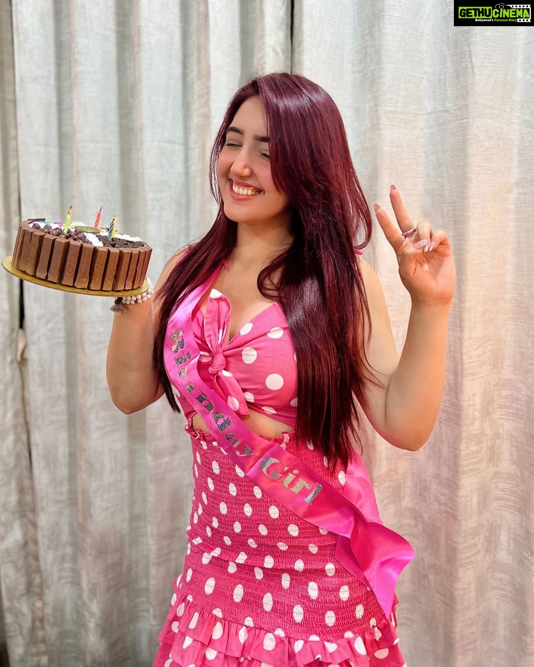Ashnoor Kaur Instagram - 19th brought-in right💓 . . Thanks to all my lovelies who came and made the start itself soooo special✨ xx 👗 @howwhenwearclothing 🎂 @lucibellos_caffe Home