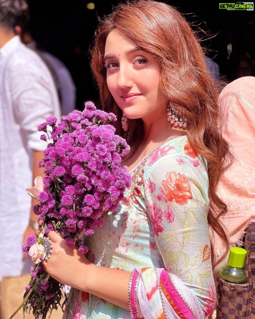 Ashnoor Kaur Instagram - Rose day 2022🌷🤍 #CollegeDiaries #RoseDay #TraditionalDay #CollegeLife