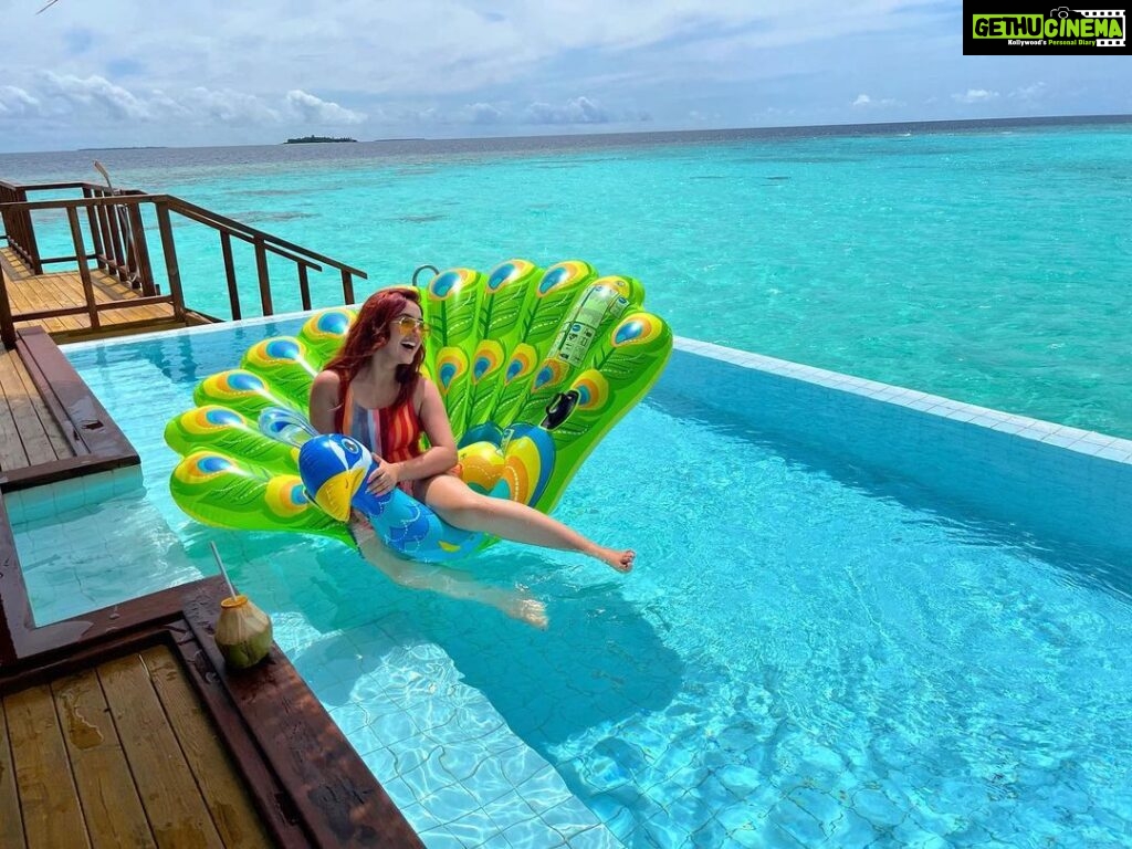 Ashnoor Kaur Instagram - Watch me fall off the floatie in 5 easy steps🥲 Maldives