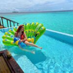 Ashnoor Kaur Instagram - Watch me fall off the floatie in 5 easy steps🥲 Maldives