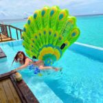 Ashnoor Kaur Instagram - Watch me fall off the floatie in 5 easy steps🥲 Maldives